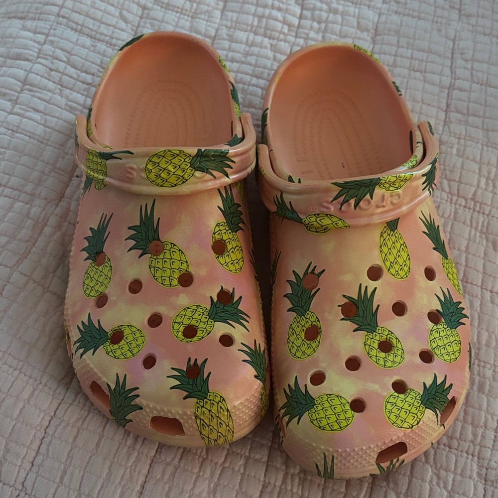 Women’s Pineapple Print Clogs